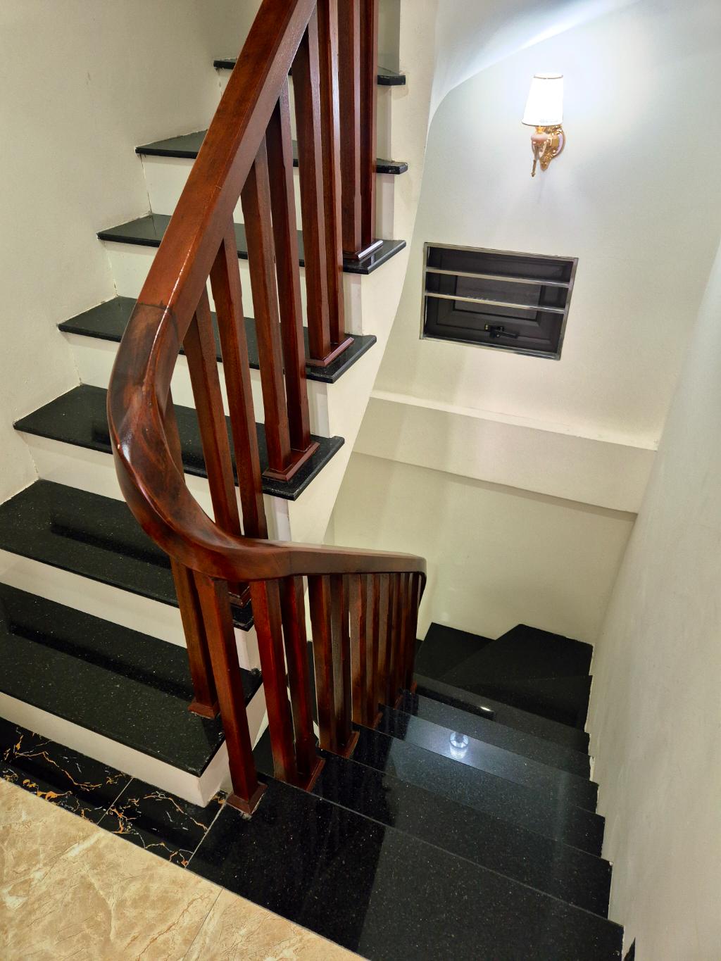 Bán nhà mới xây - Vị trí đắc địa - Ở luôn - Không cần sửa